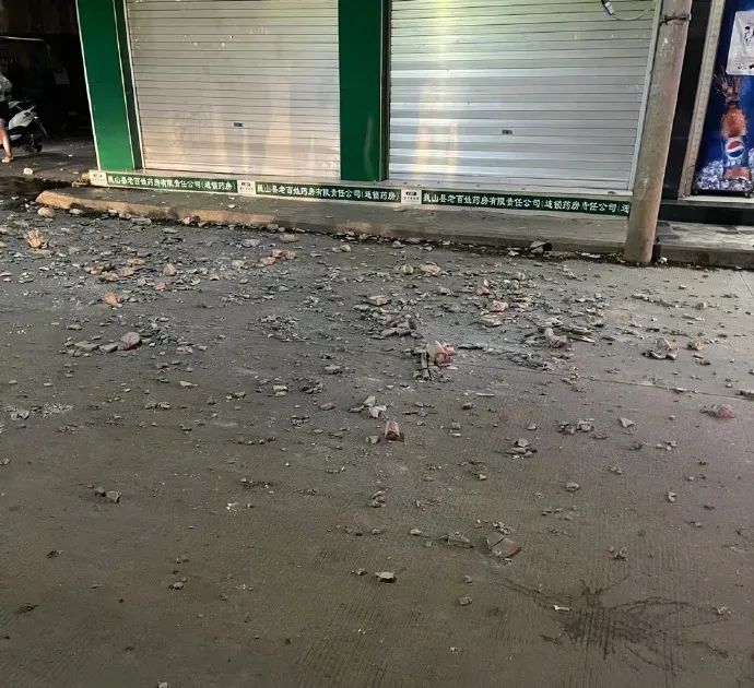 揪心!青海7.4级云南6.4级地震,已致30人死伤!亲历者:1家10多口刚逃出房就塌了休闲区蓝鸢梦想 - Www.slyday.coM