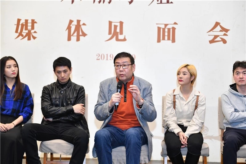 2019年底，导演任鸣（左三）出席《朱丽小姐》新闻发布会。