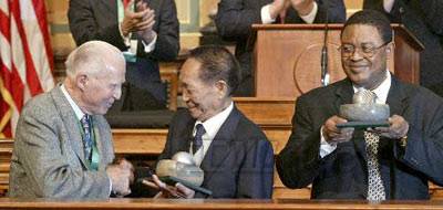 世界粮食奖创立者、诺贝尔和平奖得主诺曼·博洛格在世界粮食奖颁奖仪式上与袁隆平握手致意，亲自给他颁奖。