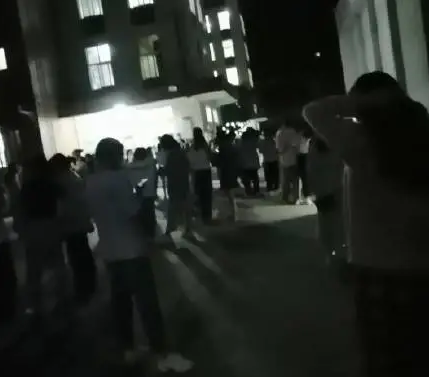 揪心!青海7.4级云南6.4级地震,已致30人死伤!亲历者:1家10多口刚逃出房就塌了休闲区蓝鸢梦想 - Www.slyday.coM