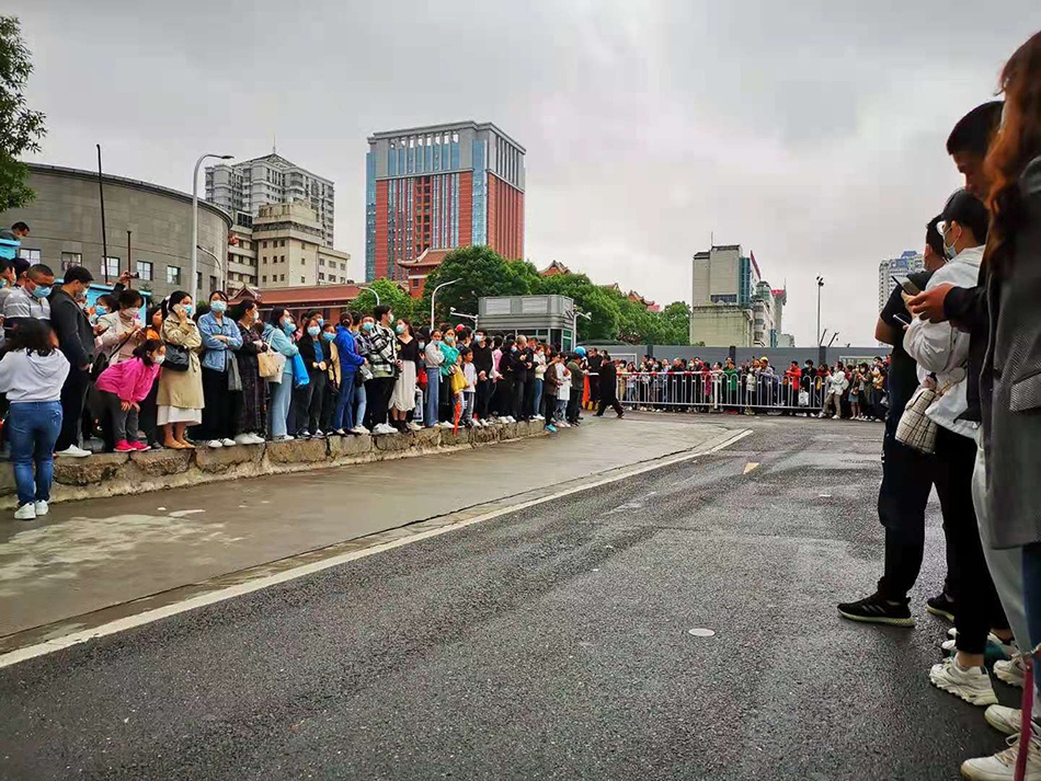 “袁爷爷，一路走好！”长沙上千群众夹道送别袁隆平院士