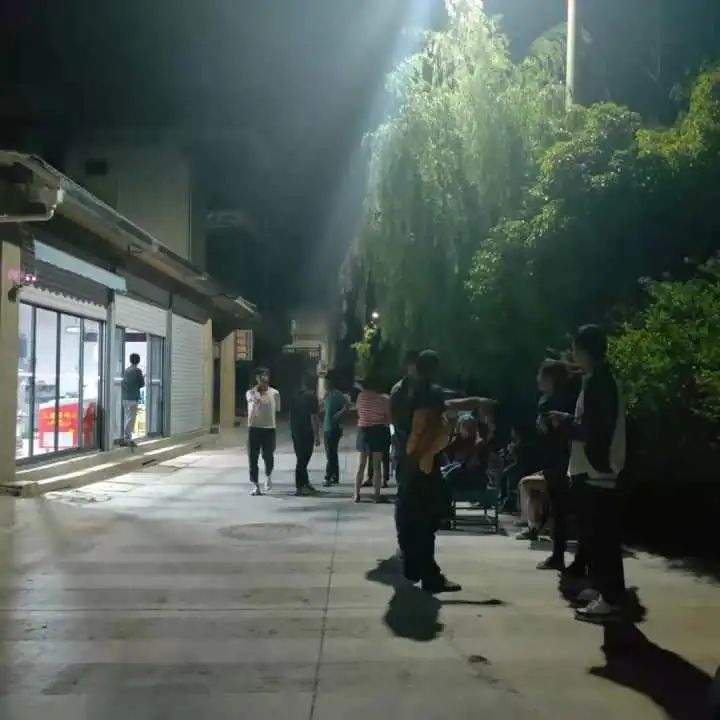 一家十几口刚逃出房就塌了！深夜突发地震：青海7.4级，云南6.4级！刚刚，陕西又发生地震休闲区蓝鸢梦想 - Www.slyday.coM