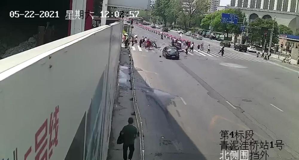 央广网大连5月22日消息(记者汪宁)5月22日,网友爆料,大连劳动公园门前