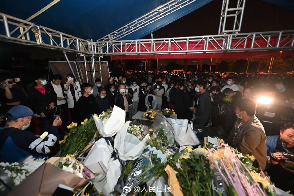 袁隆平院士丧事从简，不安排接待群众悼念，昨夜殡仪馆前一幕看哭了……休闲区蓝鸢梦想 - Www.slyday.coM