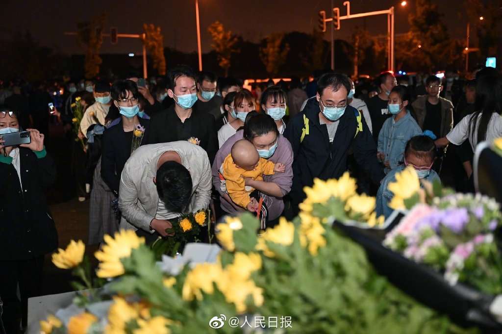 袁隆平院士丧事从简，不安排接待群众悼念，昨夜殡仪馆前一幕看哭了……休闲区蓝鸢梦想 - Www.slyday.coM