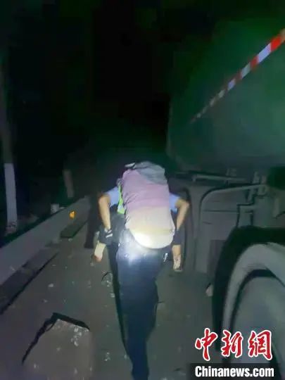 一家10多口人刚逃出，房就塌了！直击云南、青海地震现场休闲区蓝鸢梦想 - Www.slyday.coM