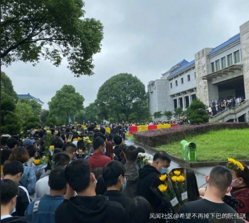 送别袁隆平的路上，群众自发举动太好哭：免费接送、免费送花、免费口罩…休闲区蓝鸢梦想 - Www.slyday.coM