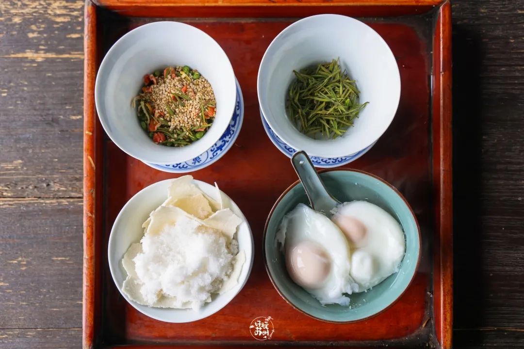 待帝茶又叫做风枵(xiāo)茶,饭糍茶,是用米饭摊成的锅巴泡制而成的.