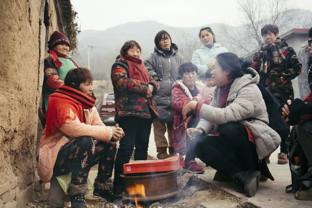 奇村社区营造团队在大南坡做村民调研,2020年。© 陈奇