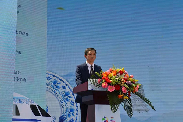 中共朔州市委书记熊燕斌在开幕式上发表讲话(央广网发&nbsp; 高文武&