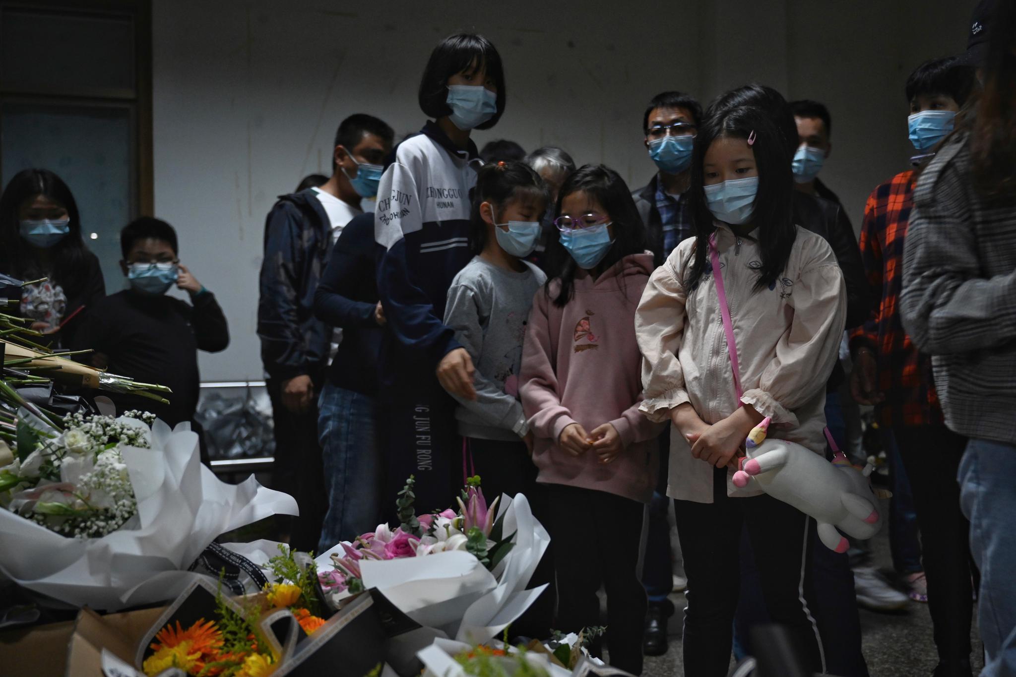 图集民众明阳山殡仪馆深夜悼念袁老碗中有米心中有您