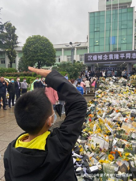 送别袁隆平的路上，群众自发举动太好哭：免费接送、免费送花、免费口罩…休闲区蓝鸢梦想 - Www.slyday.coM