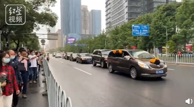 袁隆平院士丧事从简，不安排接待群众悼念，昨夜殡仪馆前一幕看哭了……休闲区蓝鸢梦想 - Www.slyday.coM