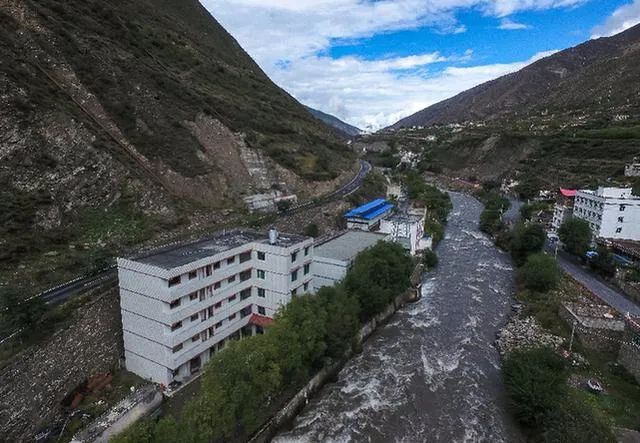 ▲四川阿坝州某水电站，画面中蓝色彩钢板搭建的工房就是所谓的“矿场”。来源：视觉中国