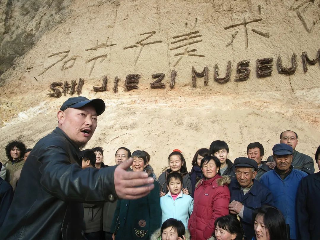 石节子美术馆开幕现场，馆长靳勒与石节子村村民在一起，2009年。
