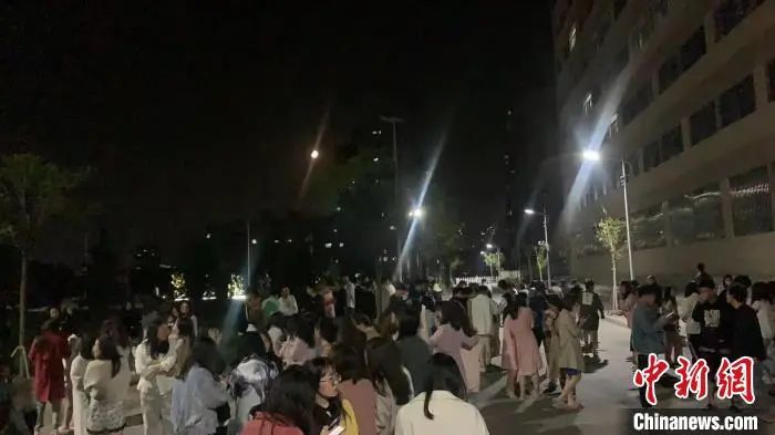 一家10多口人刚逃出，房就塌了！直击云南、青海地震现场休闲区蓝鸢梦想 - Www.slyday.coM