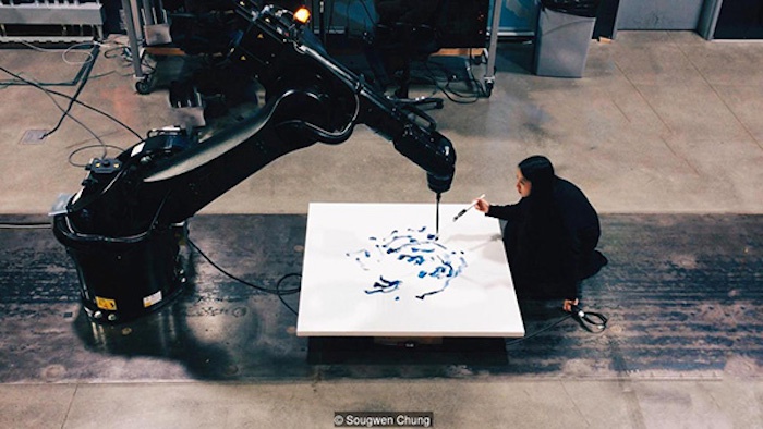 艺术家Sougwen Chung基于自己的画作来训练AI，最终形成“画笔的二重唱”
