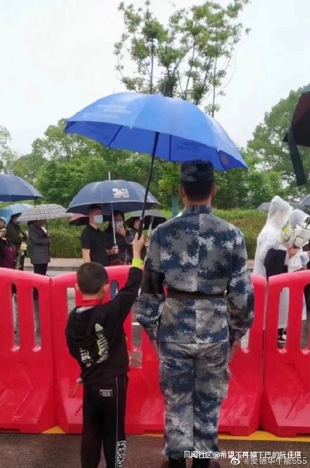 送别袁隆平的路上，群众自发举动太好哭：免费接送、免费送花、免费口罩…休闲区蓝鸢梦想 - Www.slyday.coM