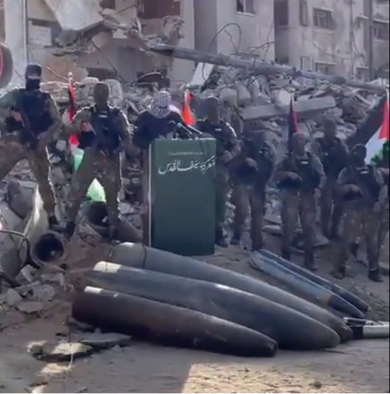 停火后，哈马斯在缴获的以色列弹药前宣布胜利 图源：社交媒体