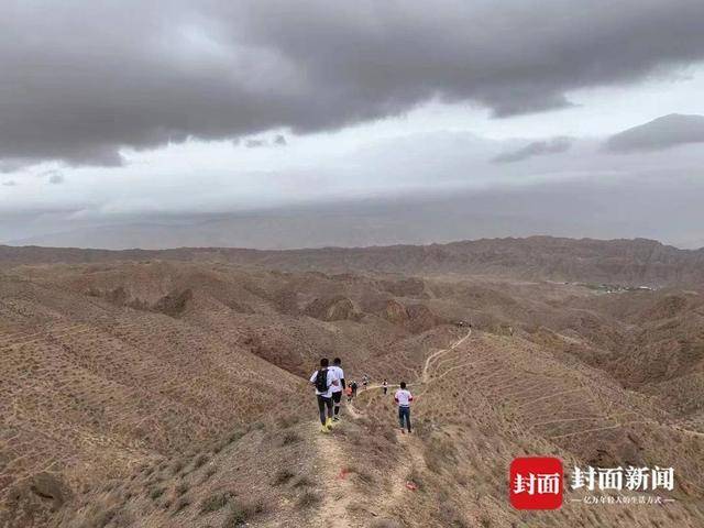 白银越野赛参赛者讲述救人细节:带人钻进峡谷躲过4小时冻雨大风,遗憾只救回一人休闲区蓝鸢梦想 - Www.slyday.coM