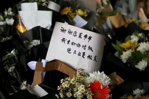 袁爷爷一路走好长沙明阳山市民排长队雨中悼别袁隆平