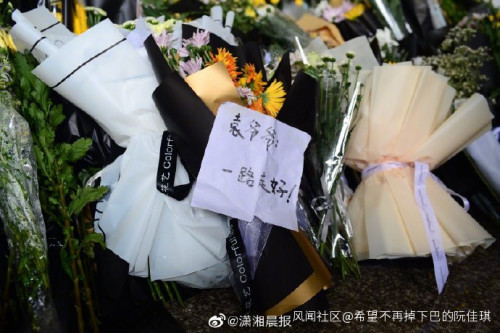 送别袁隆平的路上，群众自发举动太好哭：免费接送、免费送花、免费口罩…休闲区蓝鸢梦想 - Www.slyday.coM