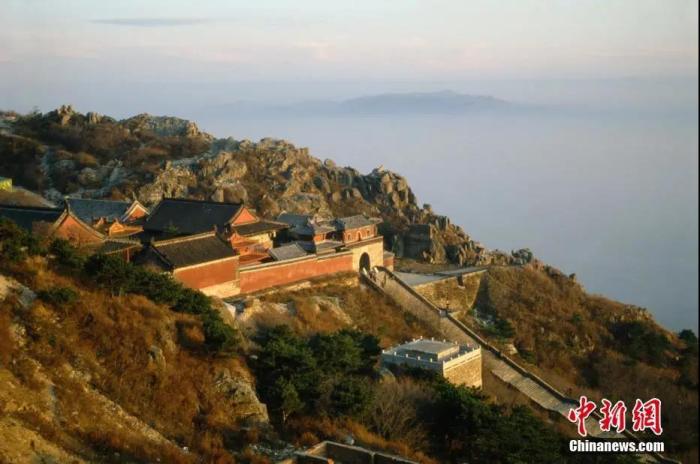 资料图：泰山岱顶，鸟瞰碧霞祠全景。安哥 摄 图片来源：CTPphoto