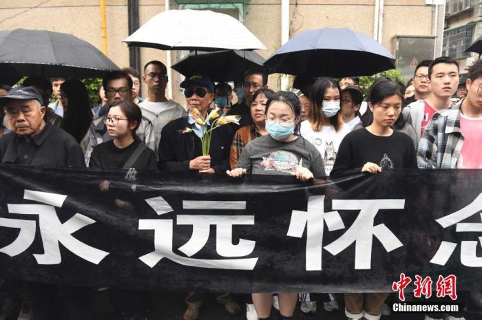 图为民众在袁隆平居住地悼念。 中新社记者 杨华峰 摄