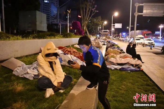 一家10多口人刚逃出，房就塌了！直击云南、青海地震现场休闲区蓝鸢梦想 - Www.slyday.coM