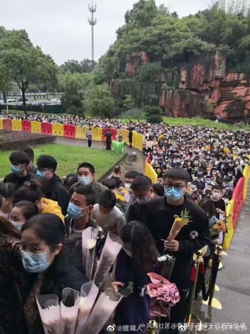 送别袁隆平的路上，群众自发举动太好哭：免费接送、免费送花、免费口罩…休闲区蓝鸢梦想 - Www.slyday.coM