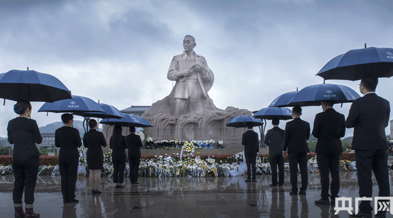 家乡人民雨中悼念袁隆平院士：袁爷爷一路走好！休闲区蓝鸢梦想 - Www.slyday.coM