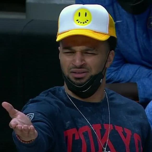 此役,贾马尔-穆雷在场边观战,头戴黄白色帽子,表情抢眼.