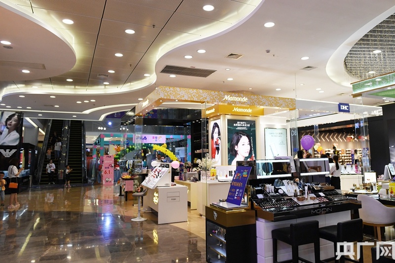 资料图:2020年06月01日,市民在商场内选购商品.