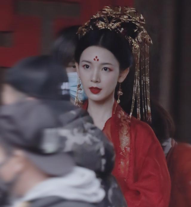 陈瑶新剧路透曝光，一身红衣好惊艳，换了个造型差点没认出来休闲区蓝鸢梦想 - Www.slyday.coM