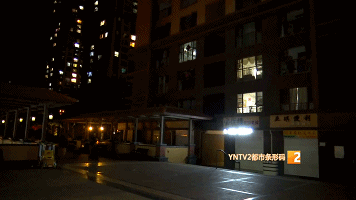 昆明一小区18楼住户连续高空抛物10分钟，越劝阻越丢得厉害！休闲区蓝鸢梦想 - Www.slyday.coM