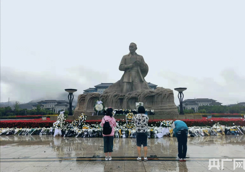 家乡人民雨中悼念袁隆平院士：袁爷爷一路走好！休闲区蓝鸢梦想 - Www.slyday.coM