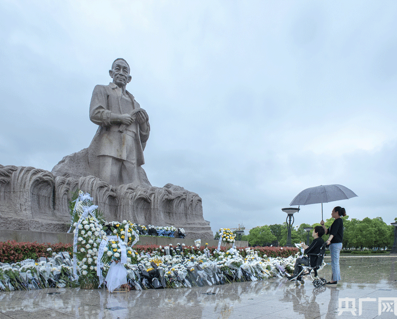 家乡人民雨中悼念袁隆平院士：袁爷爷一路走好！休闲区蓝鸢梦想 - Www.slyday.coM