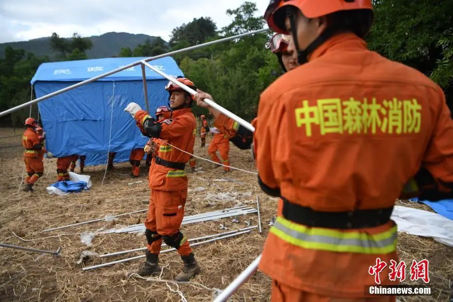一家10多口人刚逃出，房就塌了！直击云南、青海地震现场休闲区蓝鸢梦想 - Www.slyday.coM