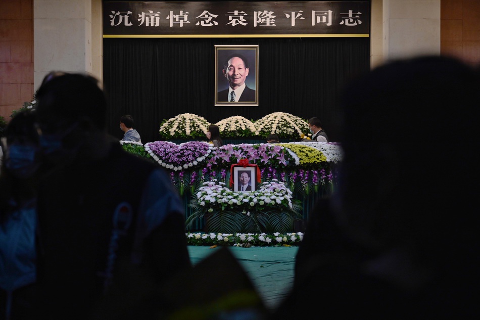 尽管已是深夜11点,但明阳山殡仪馆前依然有众多前来悼念袁隆平院士的