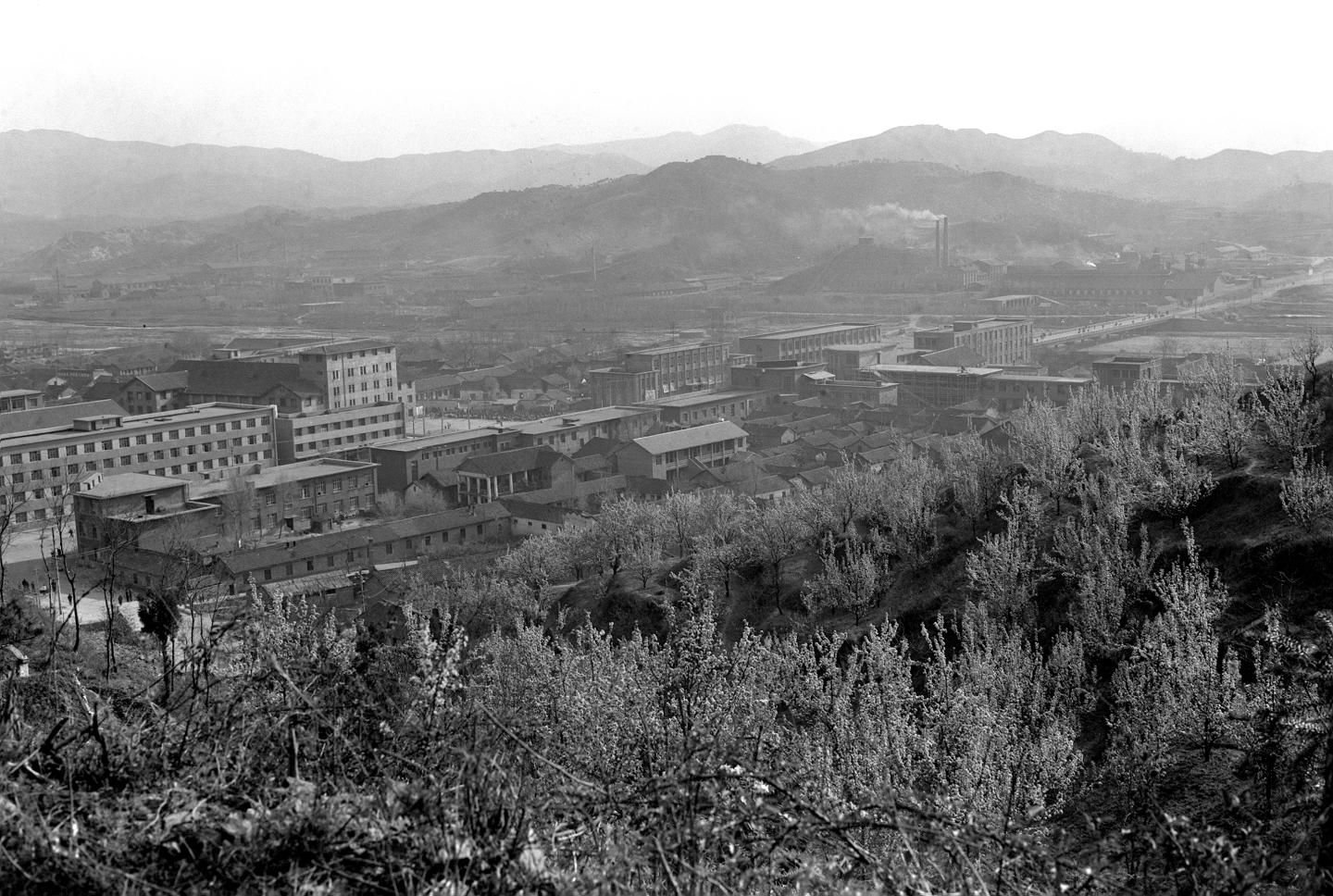 这是1979年拍摄的新县县城(资料照片).