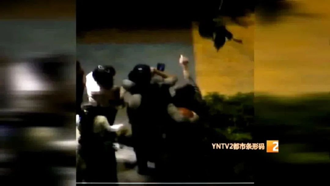 昆明一小区18楼住户连续高空抛物10分钟，越劝阻越丢得厉害！休闲区蓝鸢梦想 - Www.slyday.coM