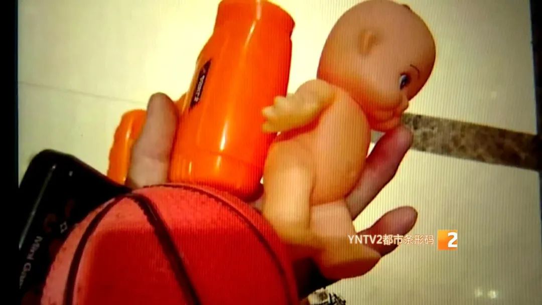 昆明一小区18楼住户连续高空抛物10分钟，越劝阻越丢得厉害！休闲区蓝鸢梦想 - Www.slyday.coM