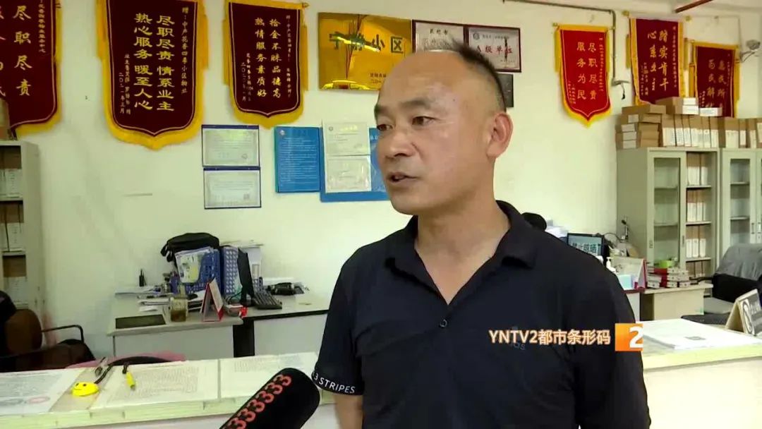 昆明一小区18楼住户连续高空抛物10分钟，越劝阻越丢得厉害！休闲区蓝鸢梦想 - Www.slyday.coM