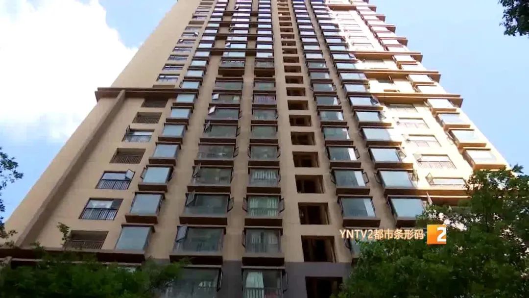 昆明一小区18楼住户连续高空抛物10分钟，越劝阻越丢得厉害！休闲区蓝鸢梦想 - Www.slyday.coM