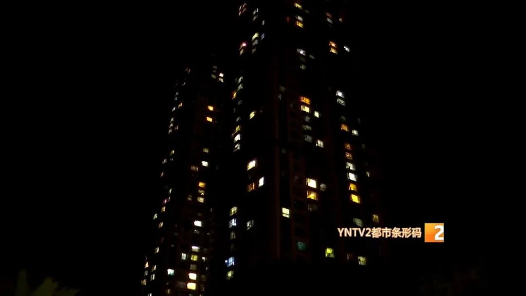 昆明一小区18楼住户连续高空抛物10分钟，越劝阻越丢得厉害！休闲区蓝鸢梦想 - Www.slyday.coM