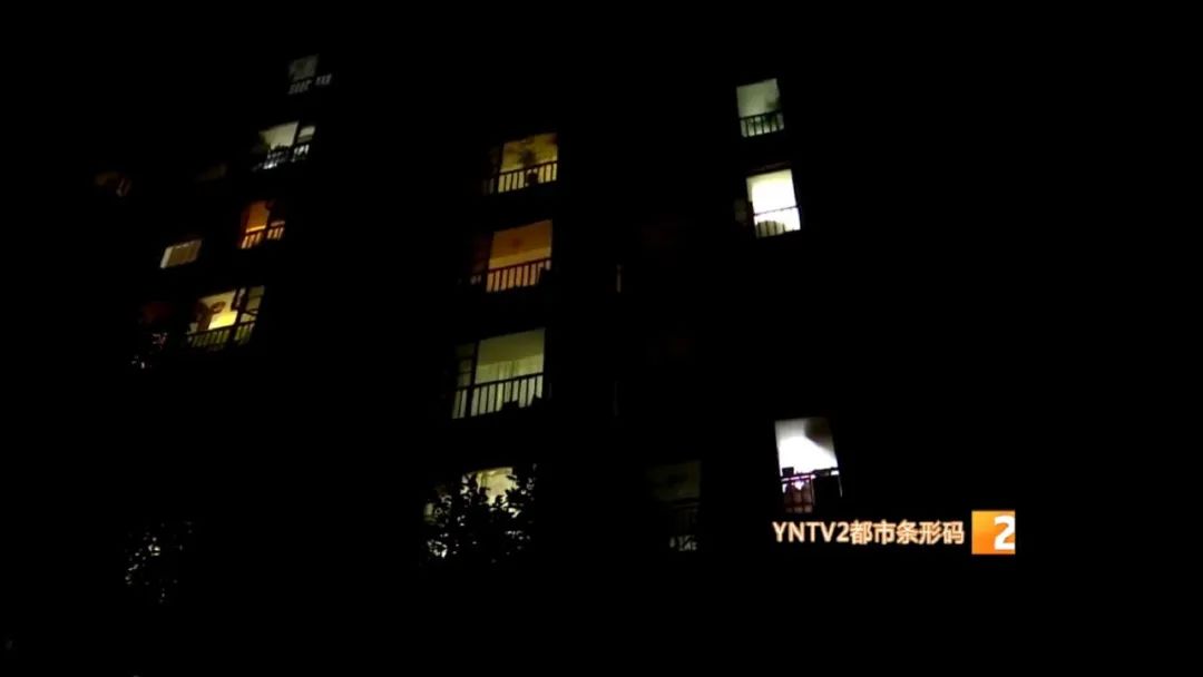 昆明一小区18楼住户连续高空抛物10分钟，越劝阻越丢得厉害！休闲区蓝鸢梦想 - Www.slyday.coM