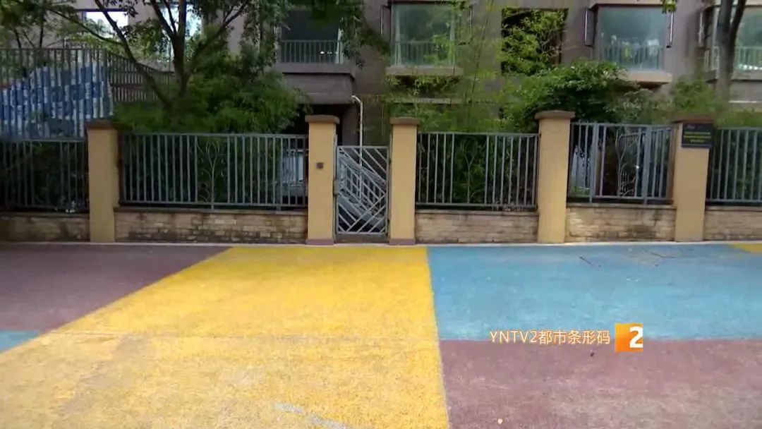 昆明一小区18楼住户连续高空抛物10分钟，越劝阻越丢得厉害！休闲区蓝鸢梦想 - Www.slyday.coM