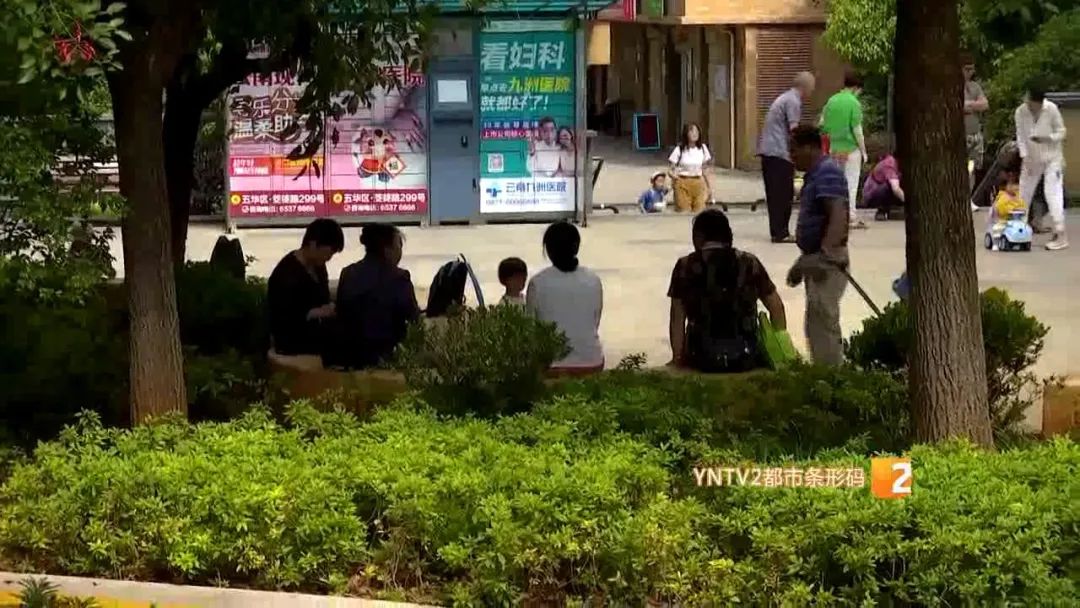 昆明一小区18楼住户连续高空抛物10分钟，越劝阻越丢得厉害！休闲区蓝鸢梦想 - Www.slyday.coM