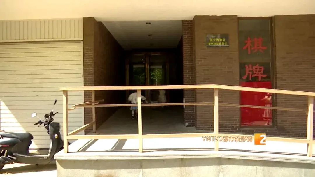 昆明一小区18楼住户连续高空抛物10分钟，越劝阻越丢得厉害！休闲区蓝鸢梦想 - Www.slyday.coM