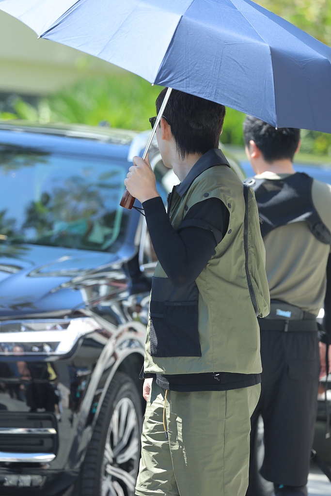 邓伦综艺路透曝光 拼接风穿搭显时尚|邓伦|路透|极限挑战_新浪新闻